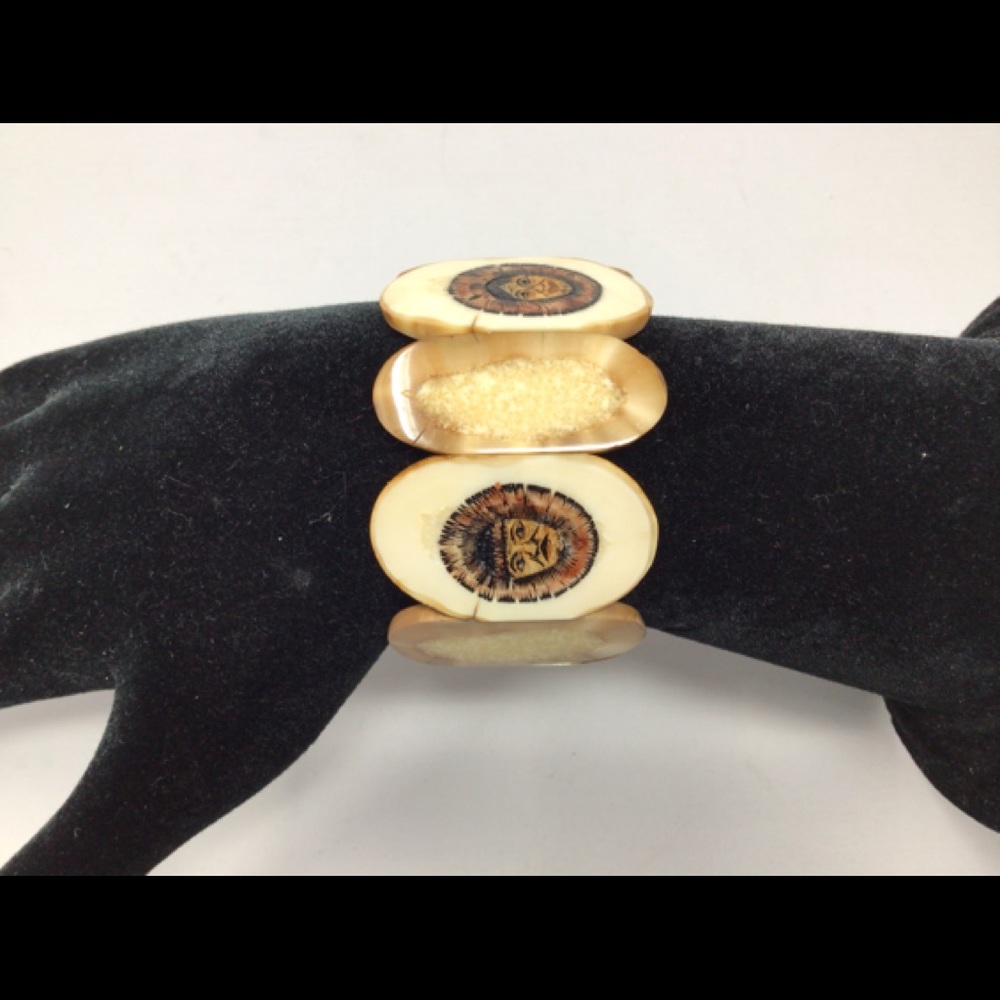 T Menadolook vintage Scrimshaw “Family bracelet “ Alaskan Inuit Jewelry